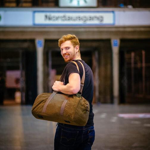 Ein Mann kommt am Stuttgarter Hauptbahnhof an.