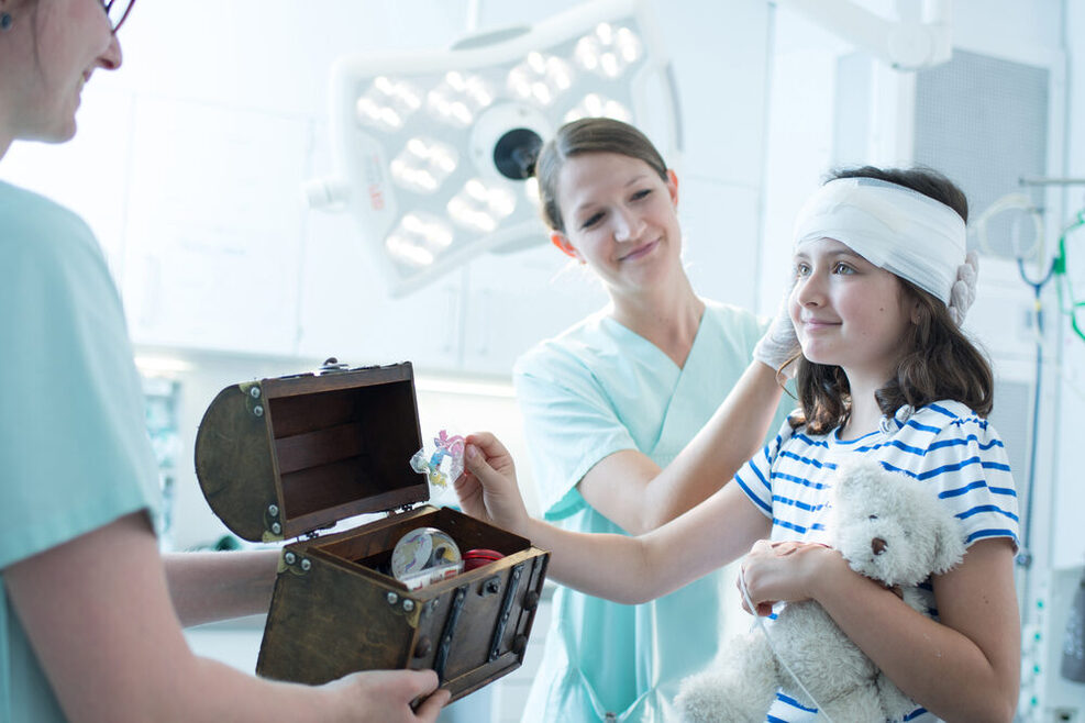 A young girl is getting medical help at the Klinikum Stuttgart.